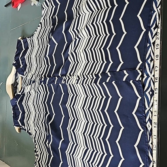 SPENSE WOMEN'S sleevless top. Navy blue and white  geometric design Button. 2 X - Picture 4 of 11